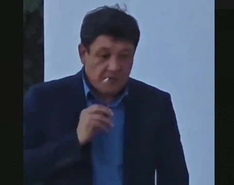 Видео от экс-спикера БГК: депутат курит у мэрии и попадает под штраф