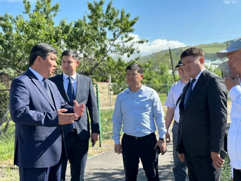 Мэр Бишкека выявил незаконно установленные заборы на улице Курултай