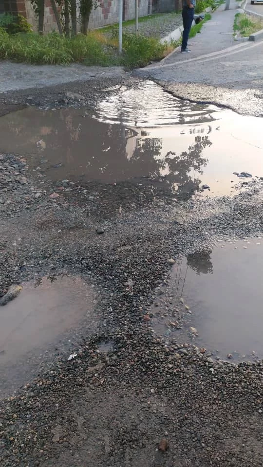 "Полгода протекает водопровод". Жалоба горожанина и ответ мэрии