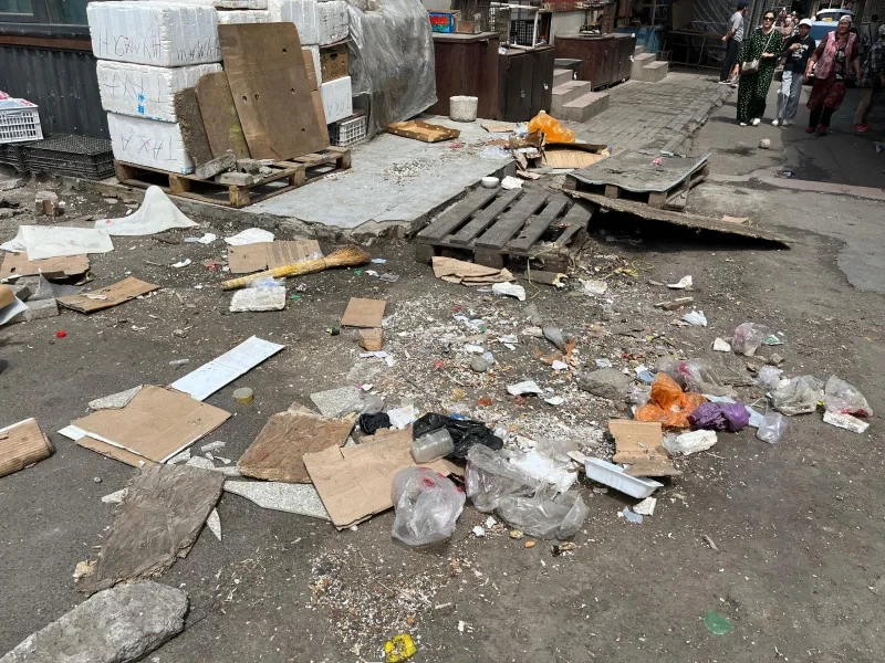 В Бишкеке начали очищать Ошский рынок от стихийной торговли