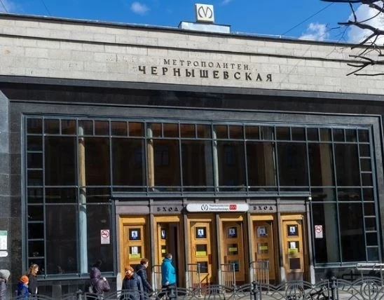 В РФ пьяный мужчина сбил на эскалаторе в метро кыргызстанку с ребёнком