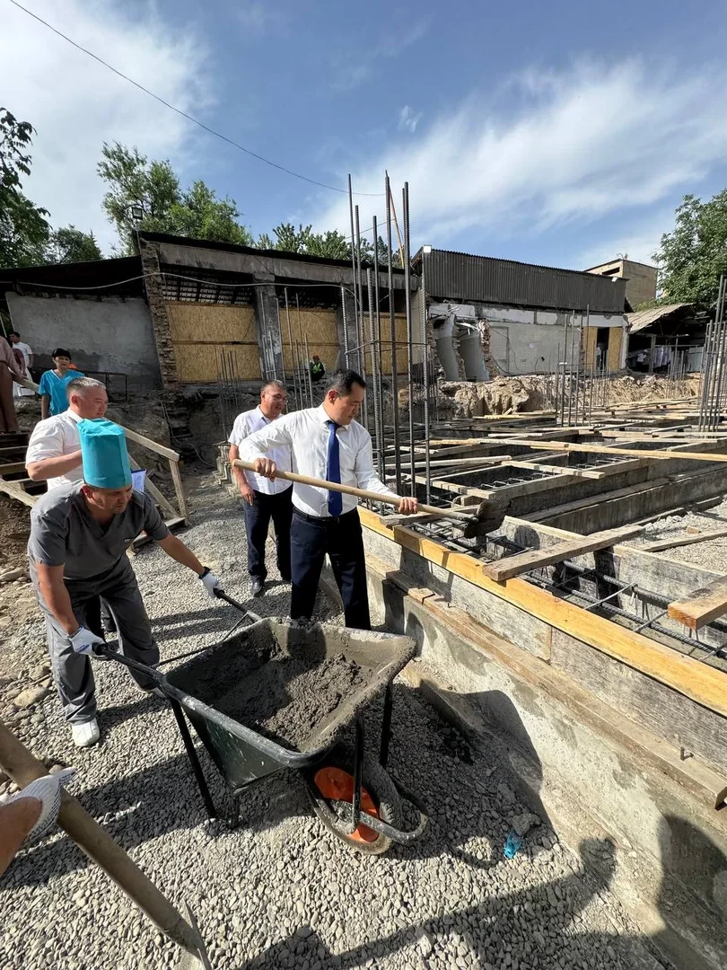 Глава Минздрава заложил капсулу под новое здание Ошского противотуберкулезного центра