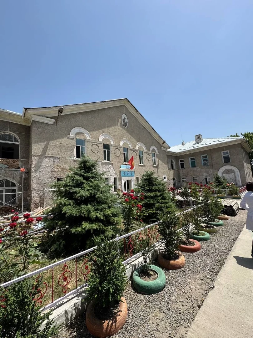 Глава Минздрава поручил найти средства для новой мебели в Реабилитационный центр для детей с ОВЗ в Оше