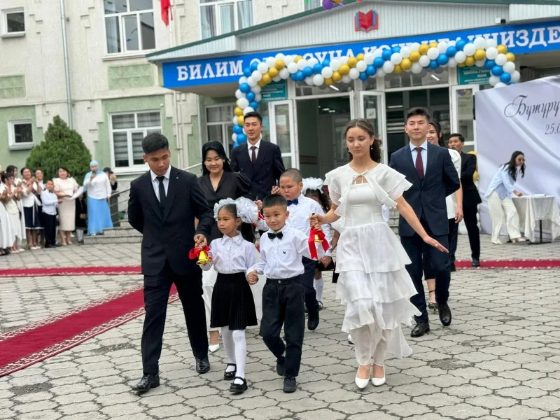 В 120 школах Бишкека прозвенел последний звонок