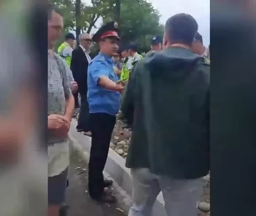Конфликт на Айтматова: мэрия Бишкека сносит заборы, жители протестуют