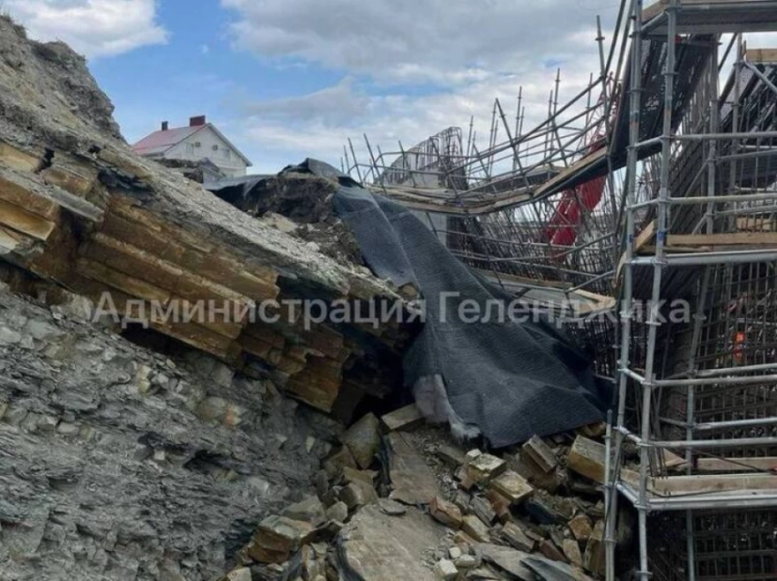 Кыргызстанцы оказались под завалами после обвала грунта в Геленджике (видео)