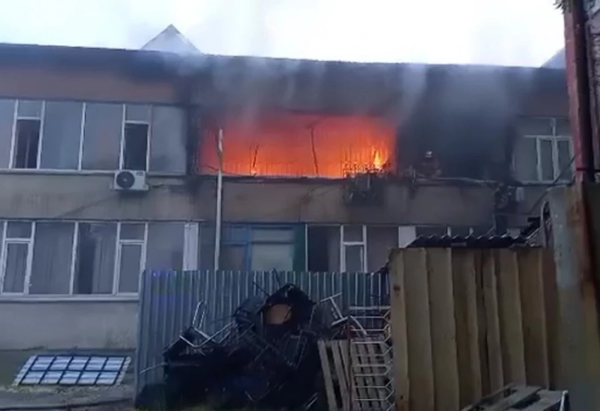 В школе № 63 Бишкека произошел пожар (видео)