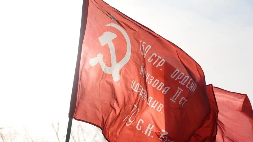 Над Каракасом подняли крупнейшее за пределами России Знамя Победы