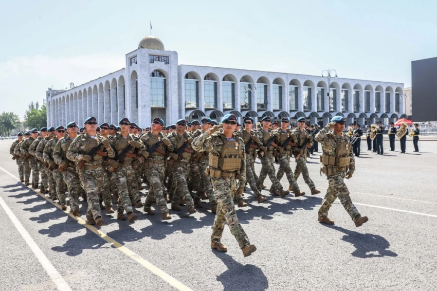 В Бишкеке провели генеральную репетицию военного парада ко Дню Победы (фото)