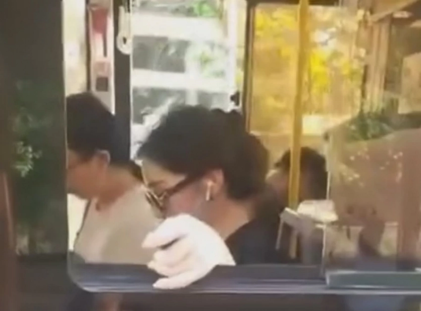 Девушка курила прямо в салоне автобуса в Бишкеке (видео)