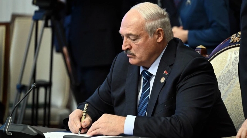 Лукашенко в честь Дня Победы помиловал 42 осуждённых за экстремизм