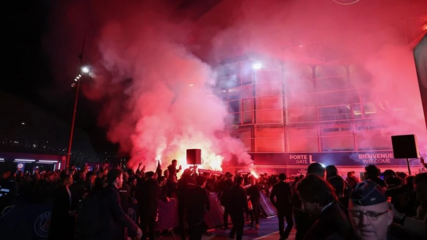 Автомобиль въехал в толпу фанатов ПСЖ в Париже (видео)
