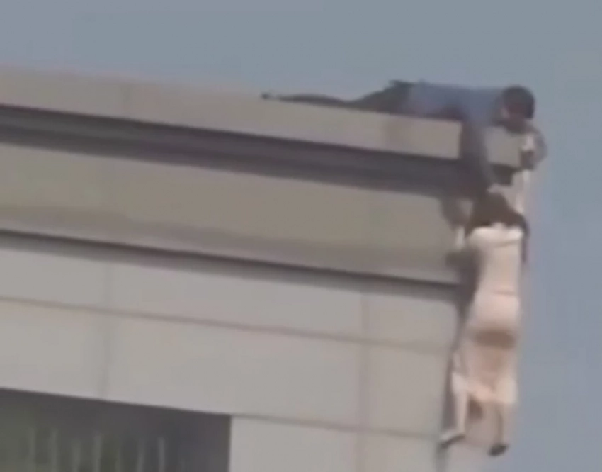 В соцсетях распространилось видео невероятного спасения девушки от суицида