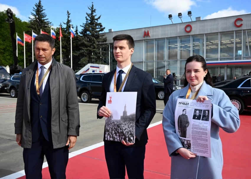 Садыр Жапаров прибыл в Москву для участия в параде Победы. Как его встретили (видео)
