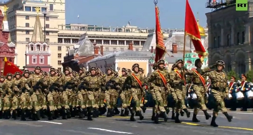 Кыргызстанцы прошли по Красной площади: в Москве отметили 80-летие Победы