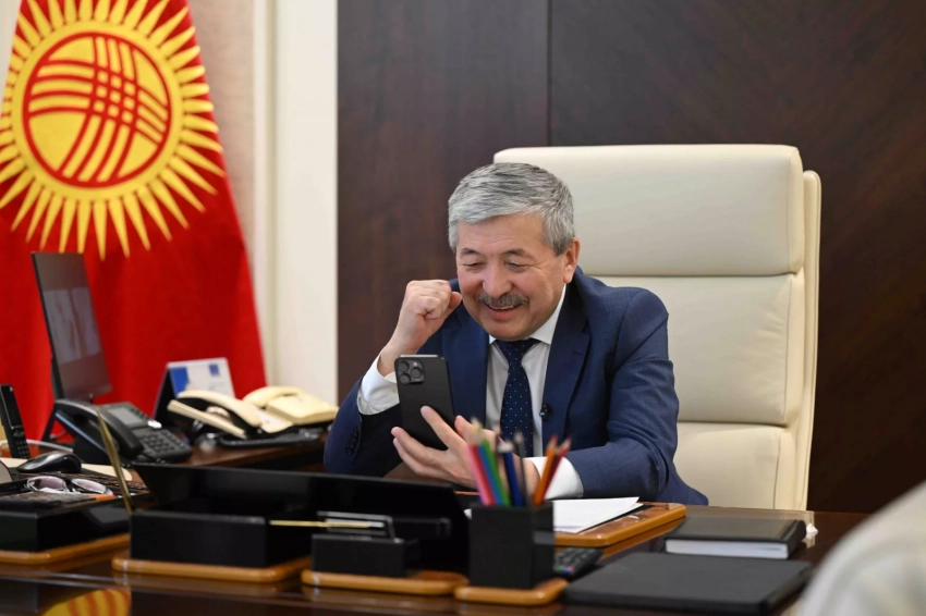 Адылбек Касымалиев поздравил альпинистку Асель Байбагышеву с успешным покорением Эвереста