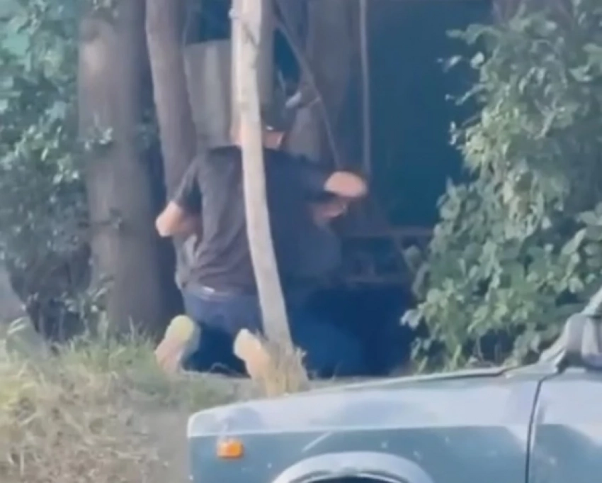 В Бишкеке мужчина избивал женщину на улице (видео)