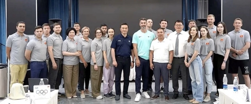 Британский тренер по плаванию Джеймс Гибсон провел семинар в Бишкеке