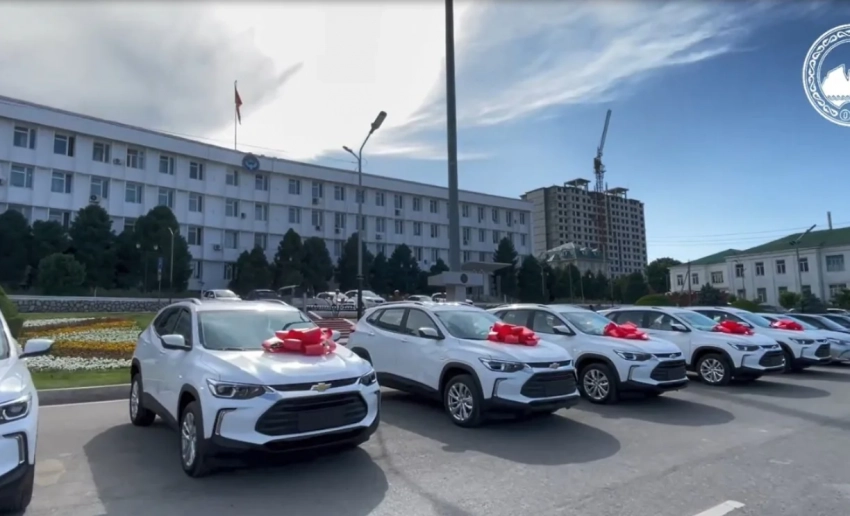 Вице-мэрам Оша вручили новые служебные автомобили