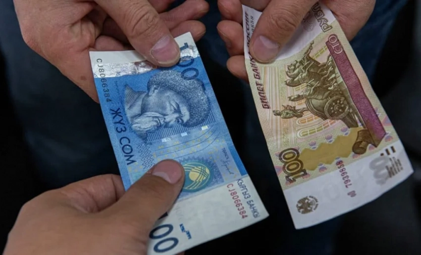Мигранты в России не могут перевести в Кыргызстан больше 30 тысяч сомов