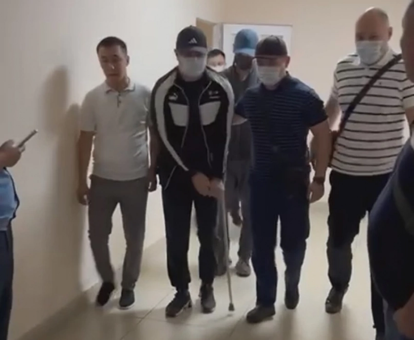 Тилекмата Куренова доставили в суд хромающим и с костылем (видео)