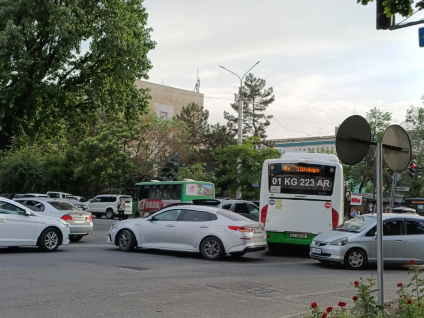 Call-центр: в центре Бишкека столкнулись два автобуса и два легковых автомобиля