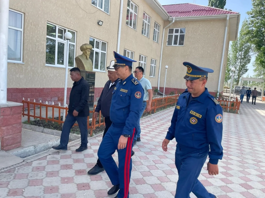 Бообек Ажикеев посетил пострадавшие от землетрясения села в Нарынской области