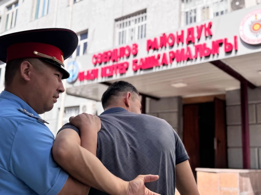 В Бишкеке мужчины напали на милиционеров. Они задержаны (фото)