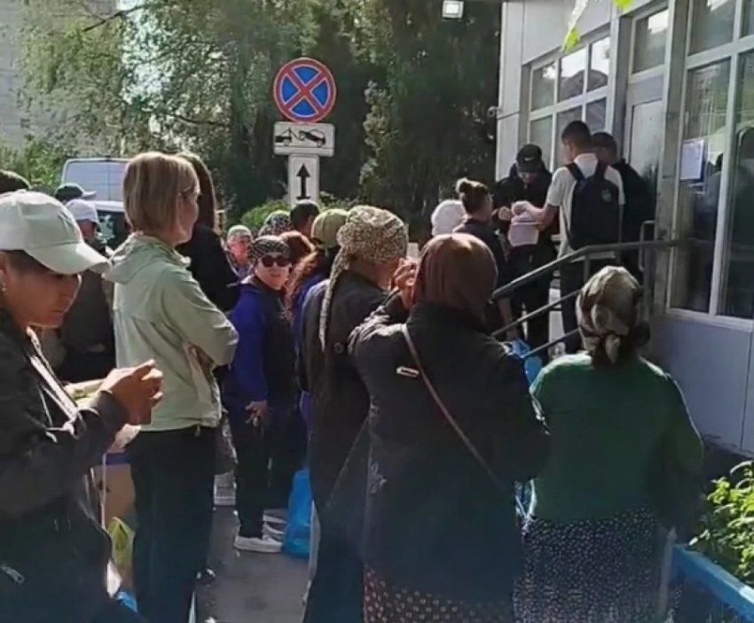 Люди часами стоят в очереди, чтобы передать еду родным в СИЗО (видео)