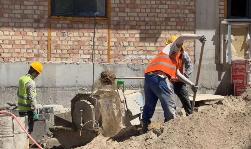 На территории Городской детской больницы Бишкека продолжается строительство нового хирургического корпуса