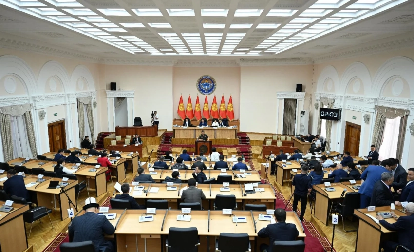 Парламентарий требует, чтобы сотрудники авиакомпаний, летающие в Кыргызстан, говорили на кыргызском языке