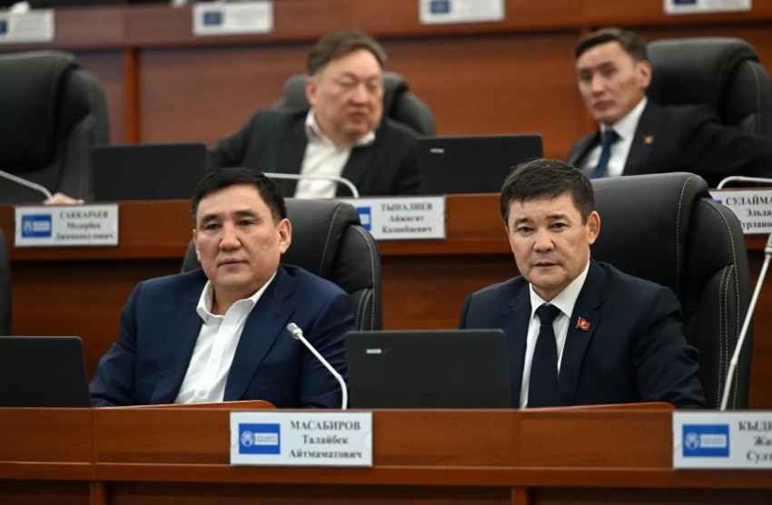 Парламент досрочно освободил Аската Сыдыкова от должности судьи Верховного суда Кыргызстана