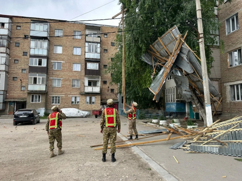 В Таласе сильный ветер снес крыши жилых домов