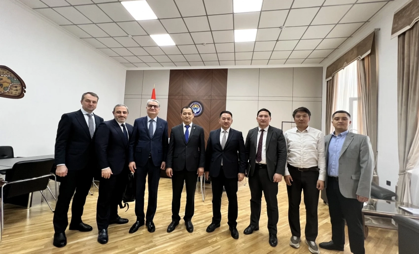 Реализацию цифровых проектов обсудил глава Минздрава КР с зампредом правления ЕАБР
