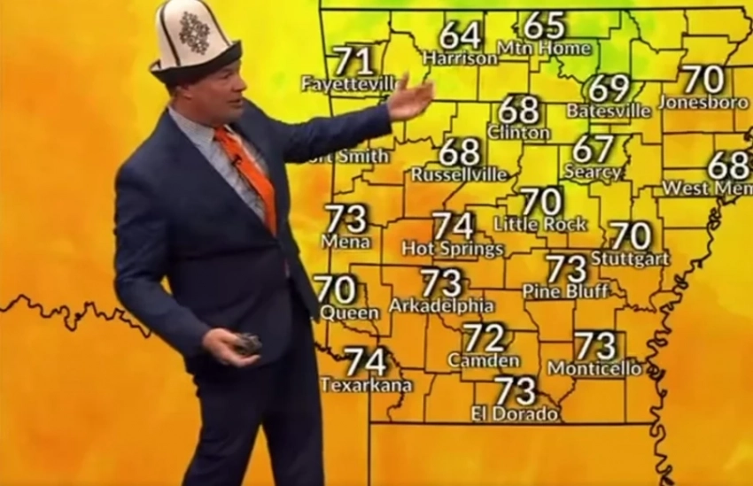 В США ведущий новостей вышел в эфир в кыргызском калпаке 