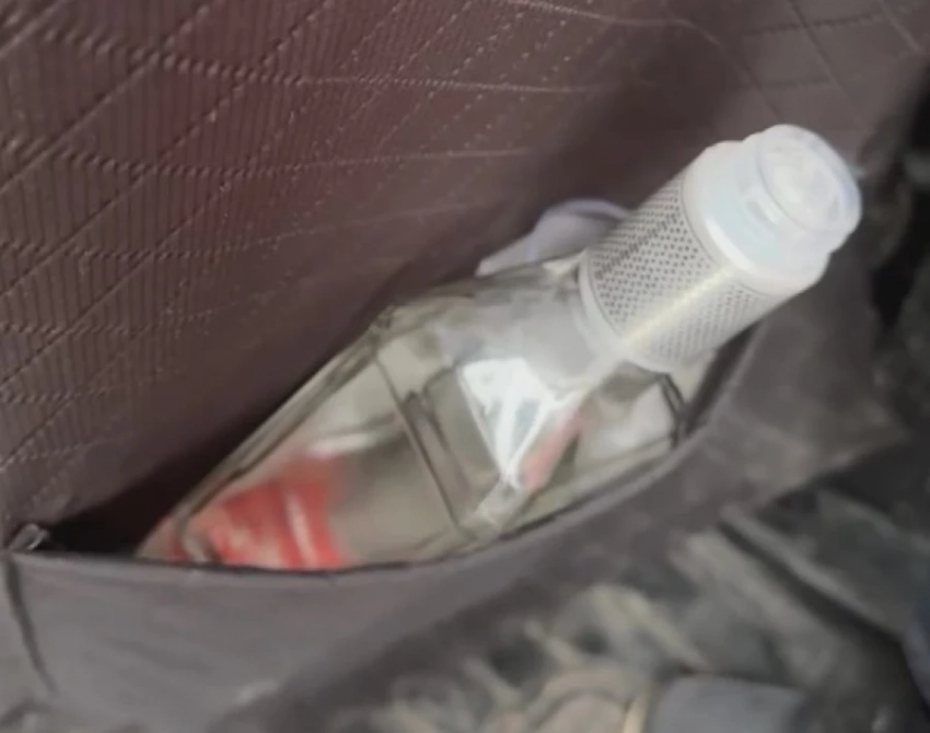 Подростки по-взрослому празднуют «Последний звонок» прямо возле школы 