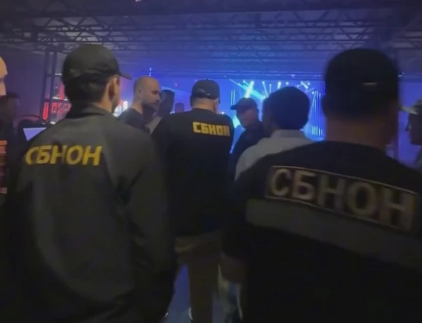 Наркоборцы с собаками нагрянули в бишкекский ночной клуб (видео)