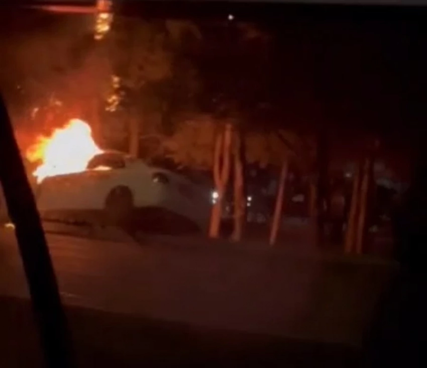 На Южной магистрали взорвалась машина, водитель был в салоне 