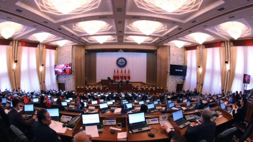 Эксперт: В парламенте решают местные вопросы вместо глобальных
