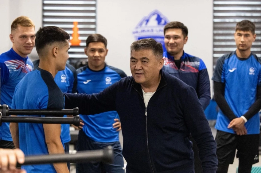 Камчыбек Ташиев навестил сборную Кыргызстана перед матчами отбора ЧМ-2026