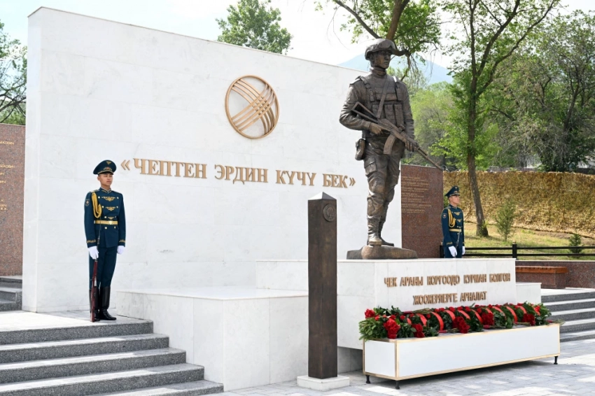 Садыр Жапаров и Камчыбек Ташиев на границе открыли памятник погибшим военным 
