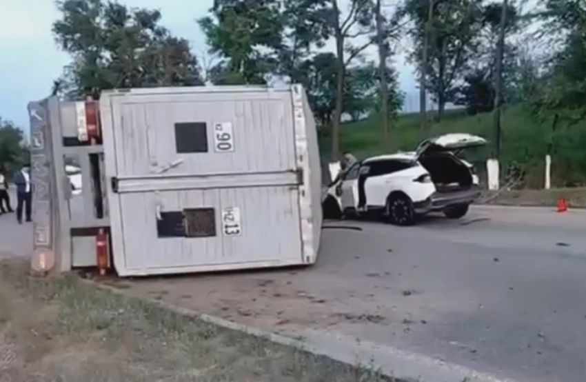 В страшном ДТП с КамАЗом на трассе Бишкек - Алматы погибли 4 человека (видео)