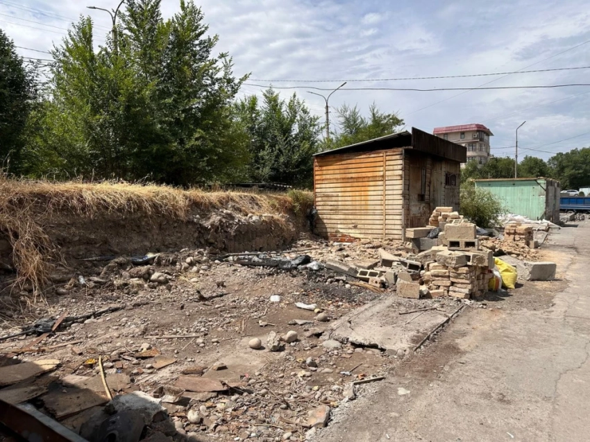 Павильоны, часть ночного клуба, аптеки. В Бишкеке продолжается снос объектов (фото)