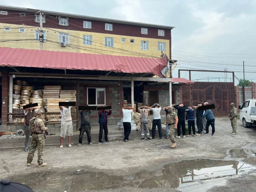 В Джалал-Абаде задержаны иностранцы и кыргызстанцы при попытке сбыта 500 кг серной кислоты