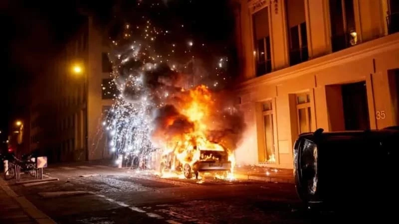 В Париже после победы ПСЖ в Лиге чемпионов начались беспорядки. За ночь задержаны более 550 человек, двое погибли