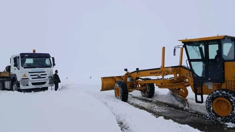В Нарынской области спасатели выдвинулись на помощь чабанам, застрявшим в снегопаде