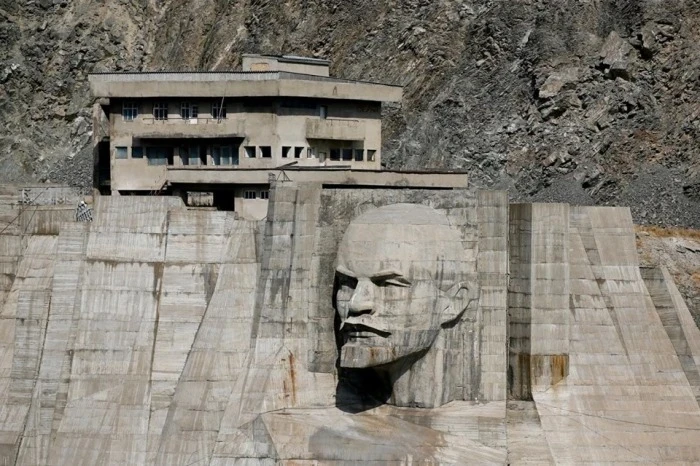 Ленина демонтировали в Оше (фото)