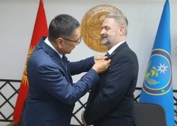 Бообек Ажикеев вручил послу Швейцарии медаль за вклад в снижение рисков бедствий