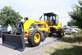 Новый современный автогрейдер передали одному из сел Узгенского района