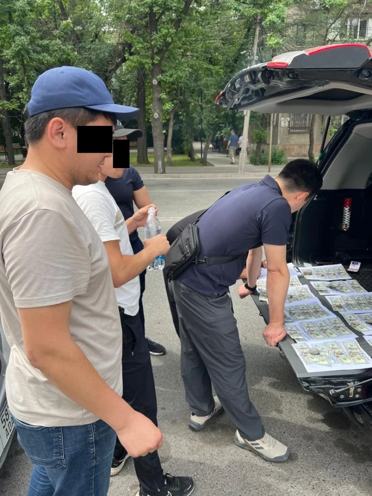 Следователя и помощника прокурора обвиняют в вымогательстве взятки. Задержаны оба (фото)